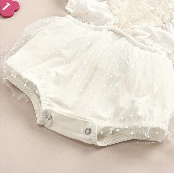 Eyelet onesie - Picture 2 of 6